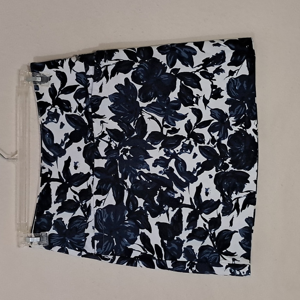 S.C. and Co. Women's Size Small Floral Print Stretch Skort